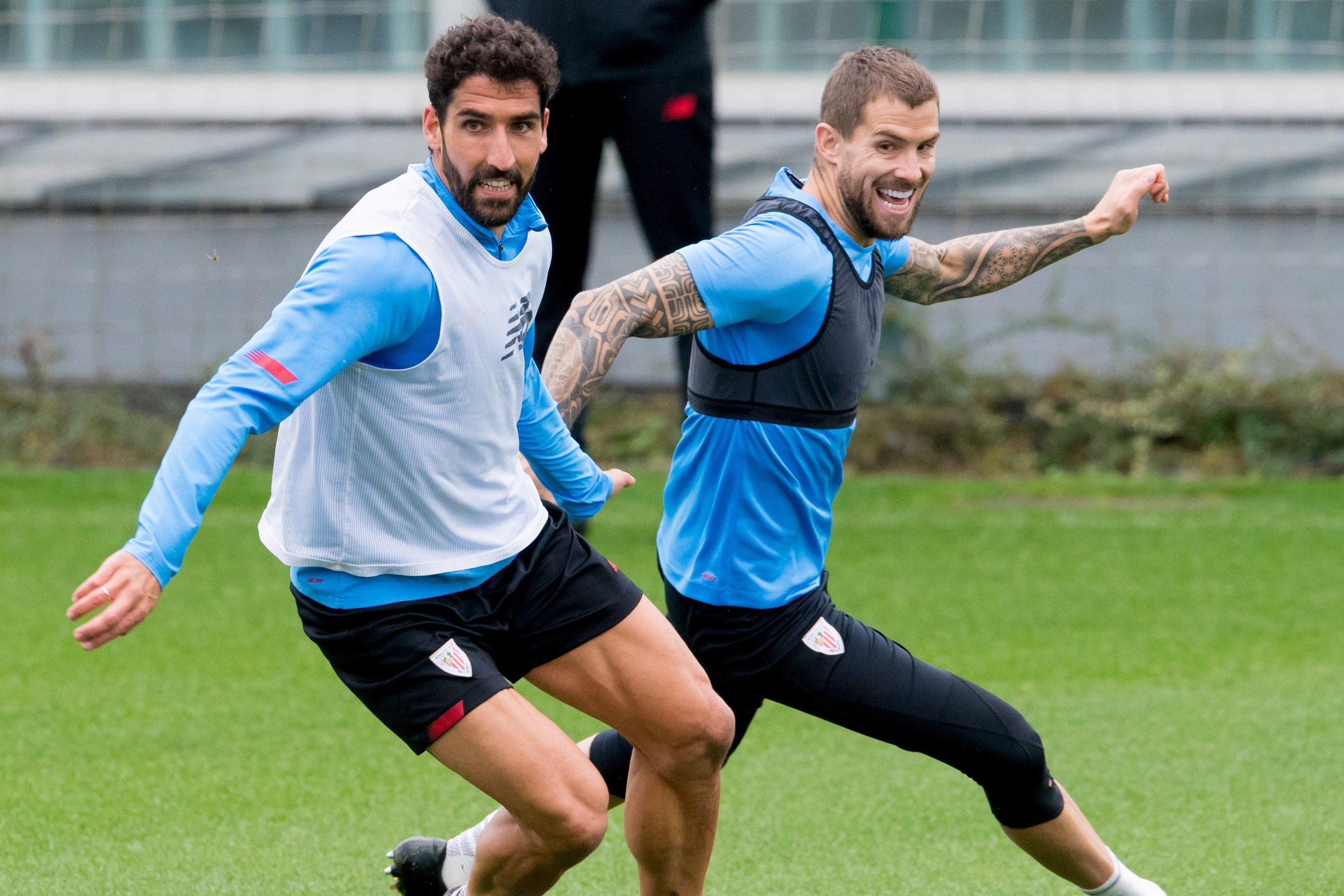  Pugna por el balón de Raúl García e Iñigo Martínez entrenando en Lezama; el Sevilla FC espera el sábado en San Mamés.