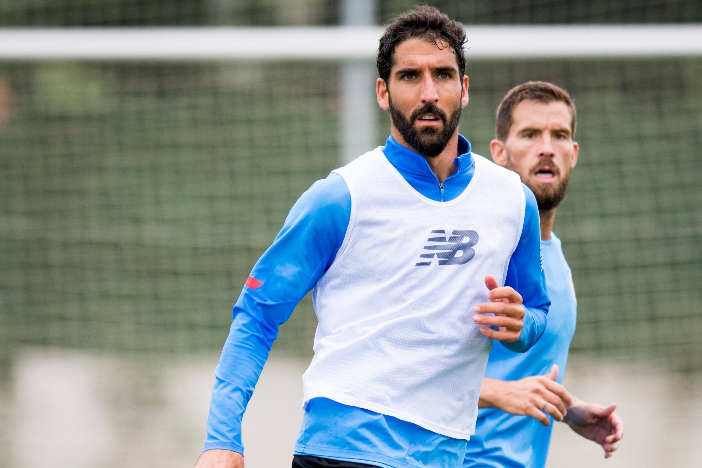  Raúl García e Iñigo Martínez jugando un partido de entrenamiento en Lezama.