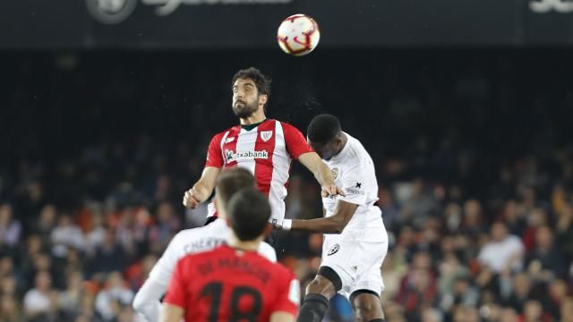 Raúl García vio pronto en Valencia una tarjeta y sufrió un claro penalti