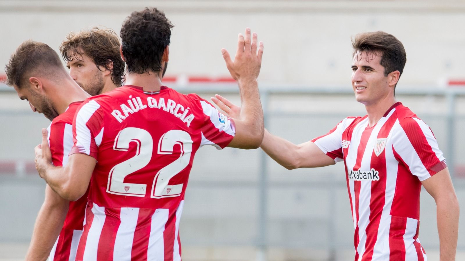  Raúl García y Jon Morcillo festejan sus goles al Eibar.