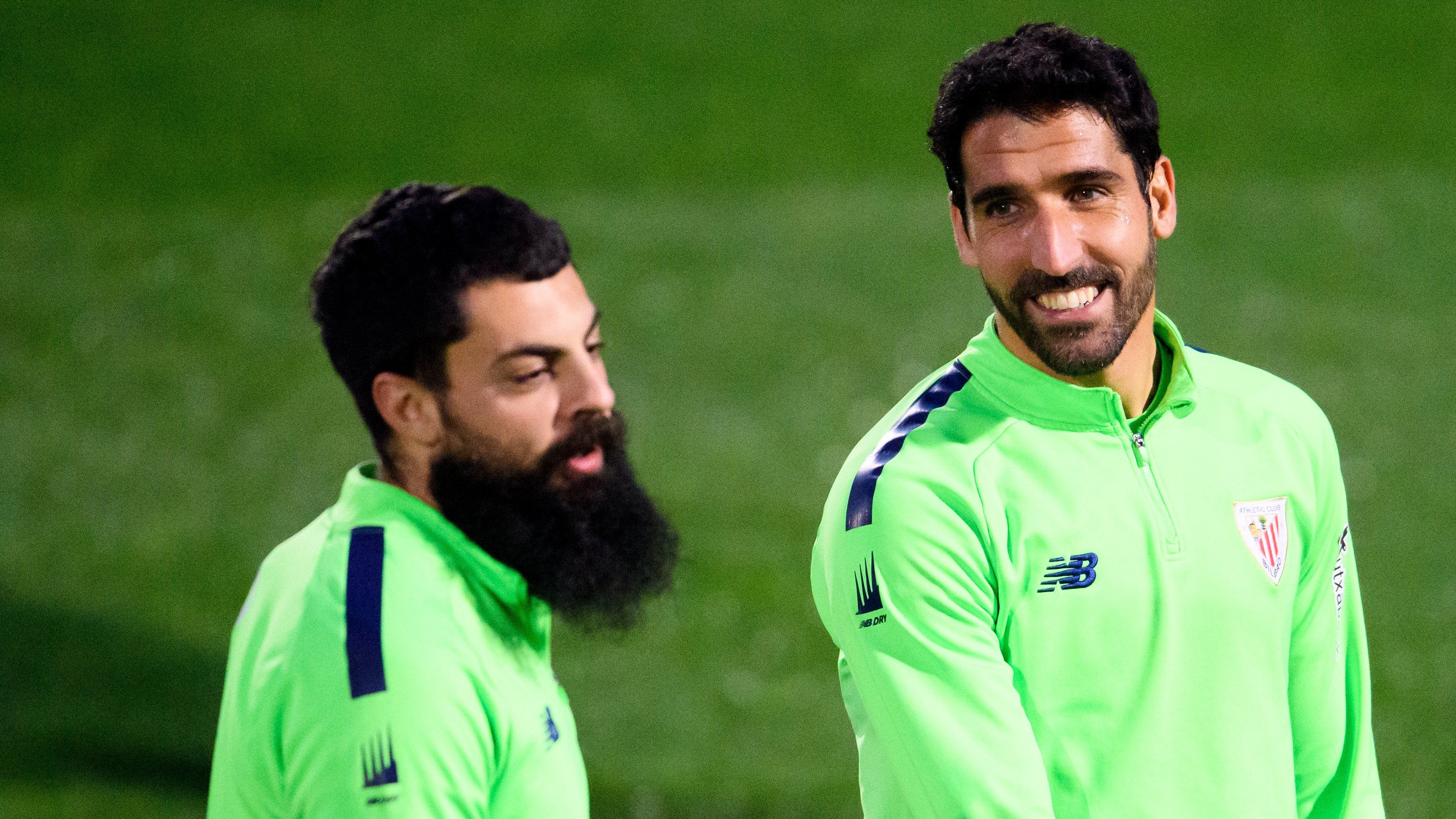 Raúl García ríe junto con el 'Búfalo' Asier Villalibre en un entrenamiento de Lezama.