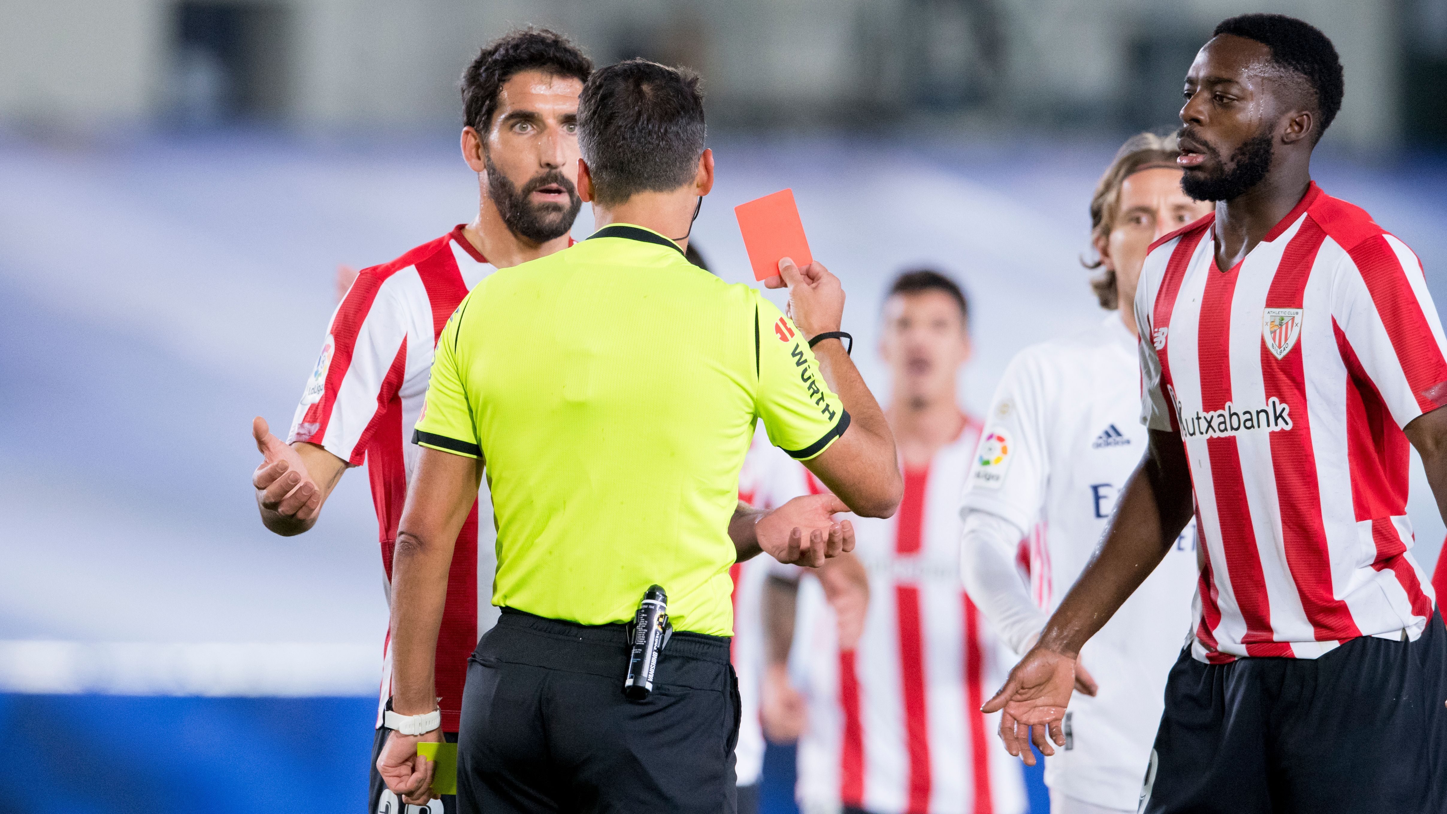 La roja a Raúl García de Gil Manzano marcó la noche en Valdebebas.