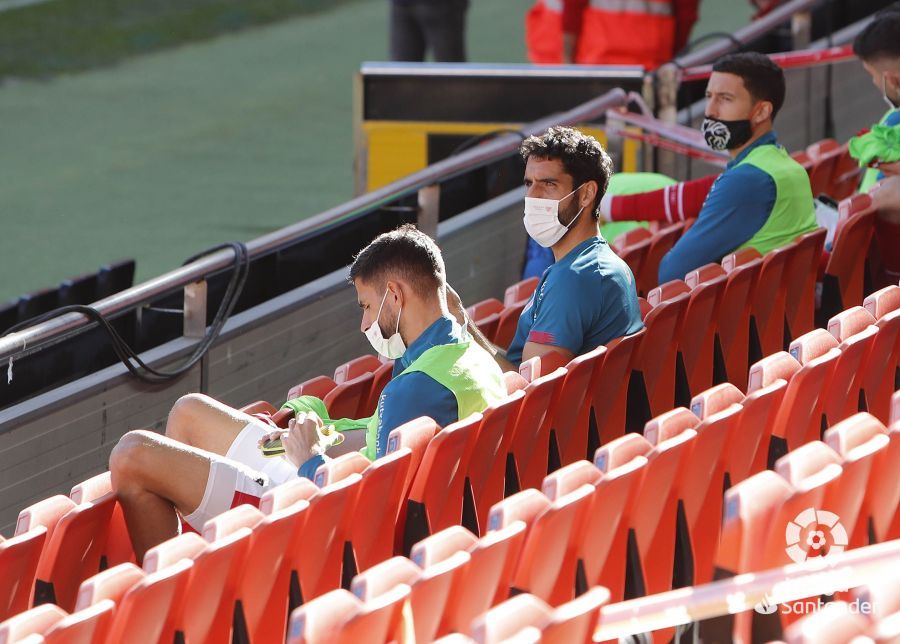 Raúl García iniciaba el partido de Mestalla en el banquillo.