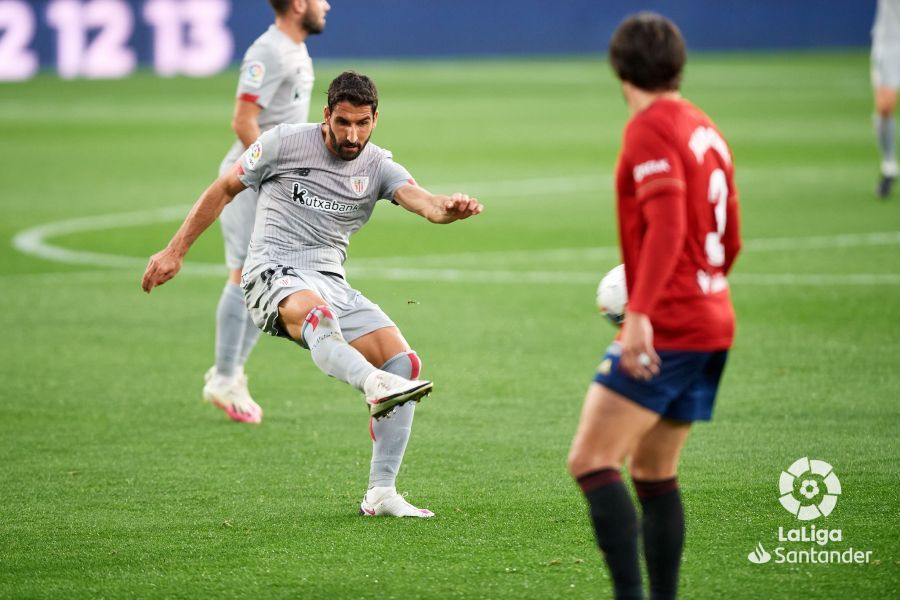 Raúl García estaba en todas las disputas en Pamplona.