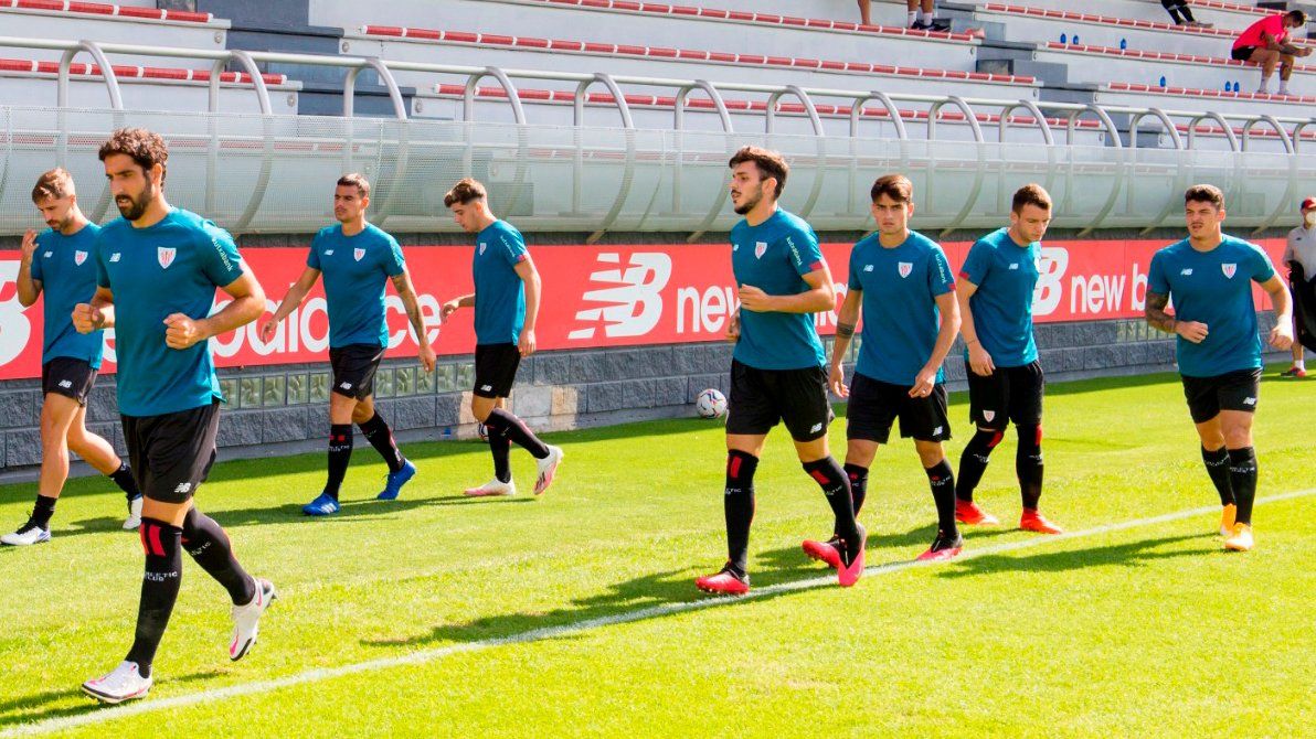  Raúl García calienta con el equipo de la segunda parte ante el Alavés.
