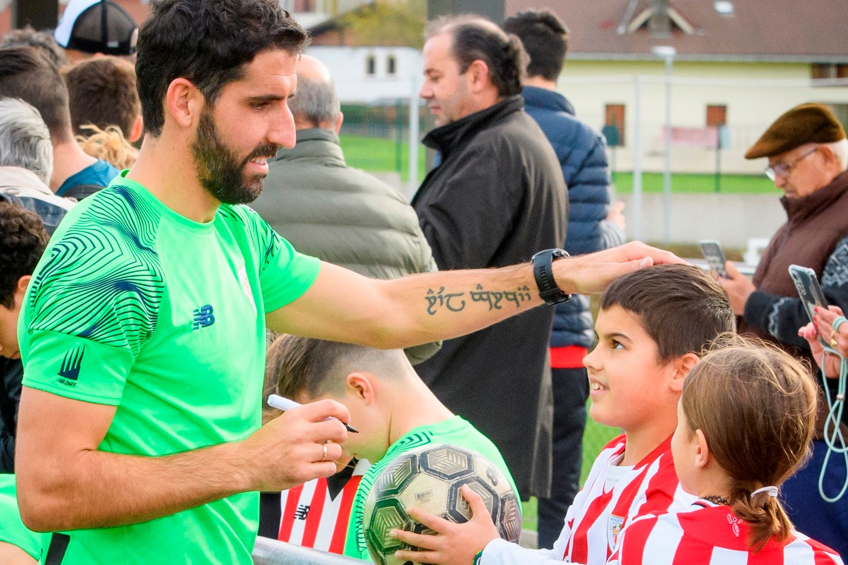  El navarro Raúl García atiende a los jóvenes aficionados en Lezama.