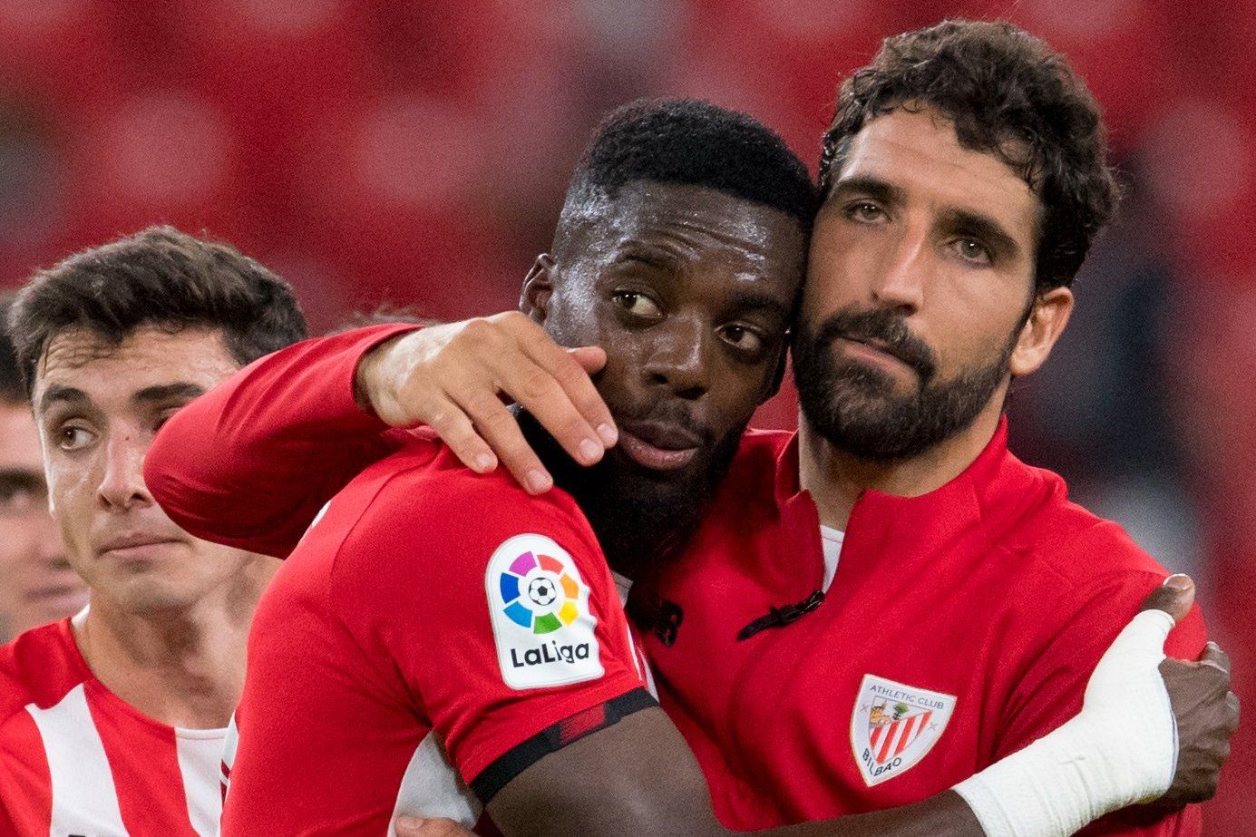  Raúl García se abraza con su compañero Iñaki Williams.
