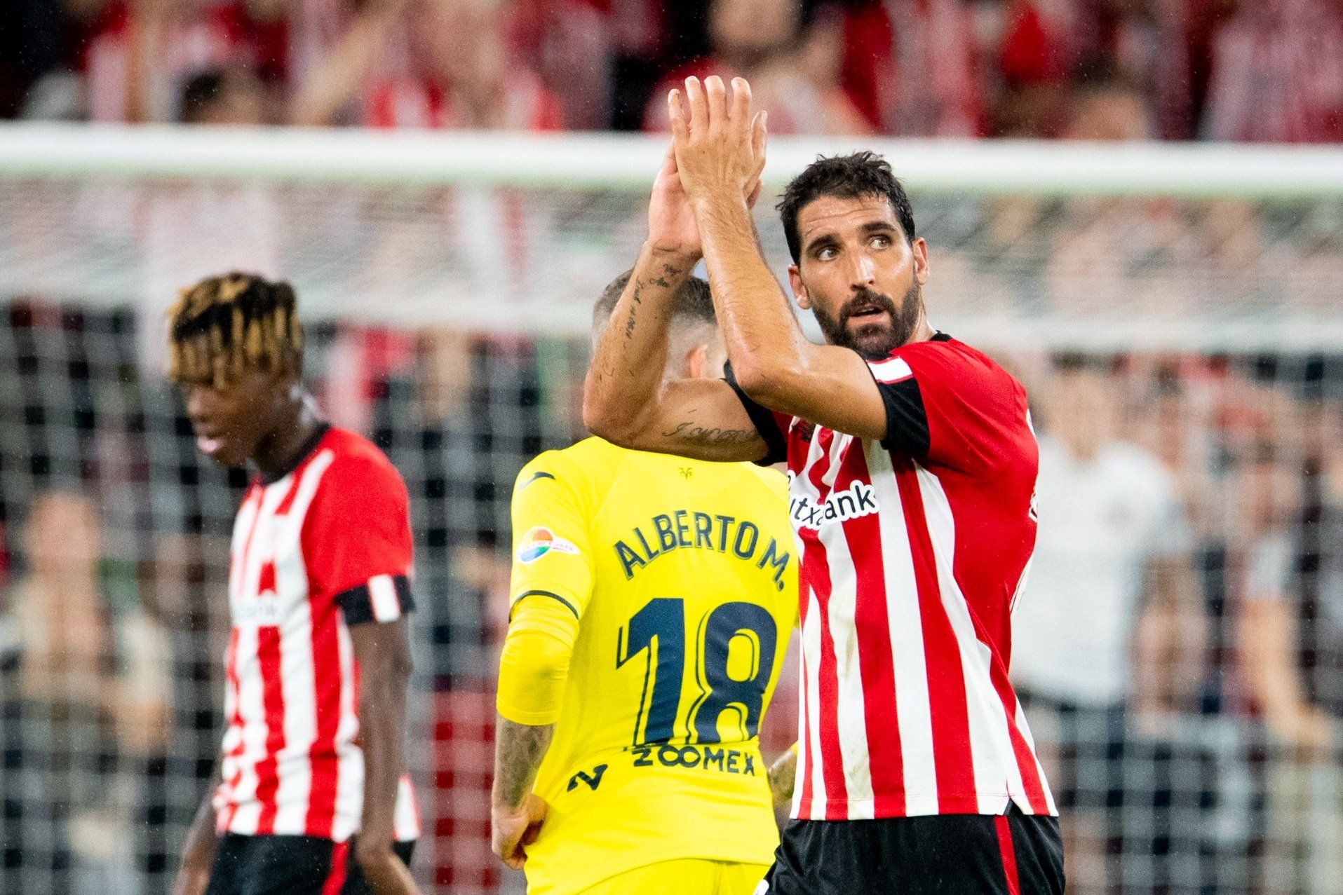 Raúl García aplaude al salir frente al Villarreal CF en San Mamés.