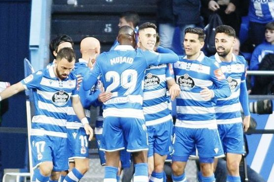 Nolaskoain y el resto de compañeros felicitan a Sabin Merino por su gol al Las Palmas.