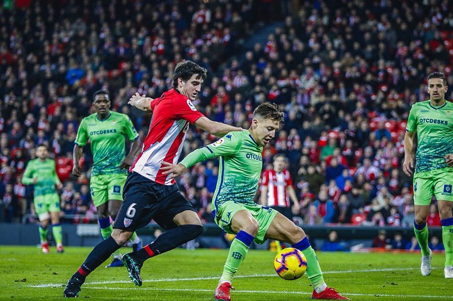 Mikel San José hizo un partidazo ante el Betis en San Mamés.