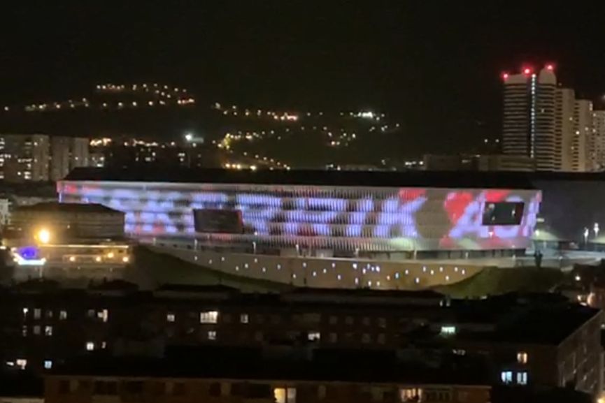  San Mamés con un mensaje de ánimo y agradecimiento a los sanitarios.