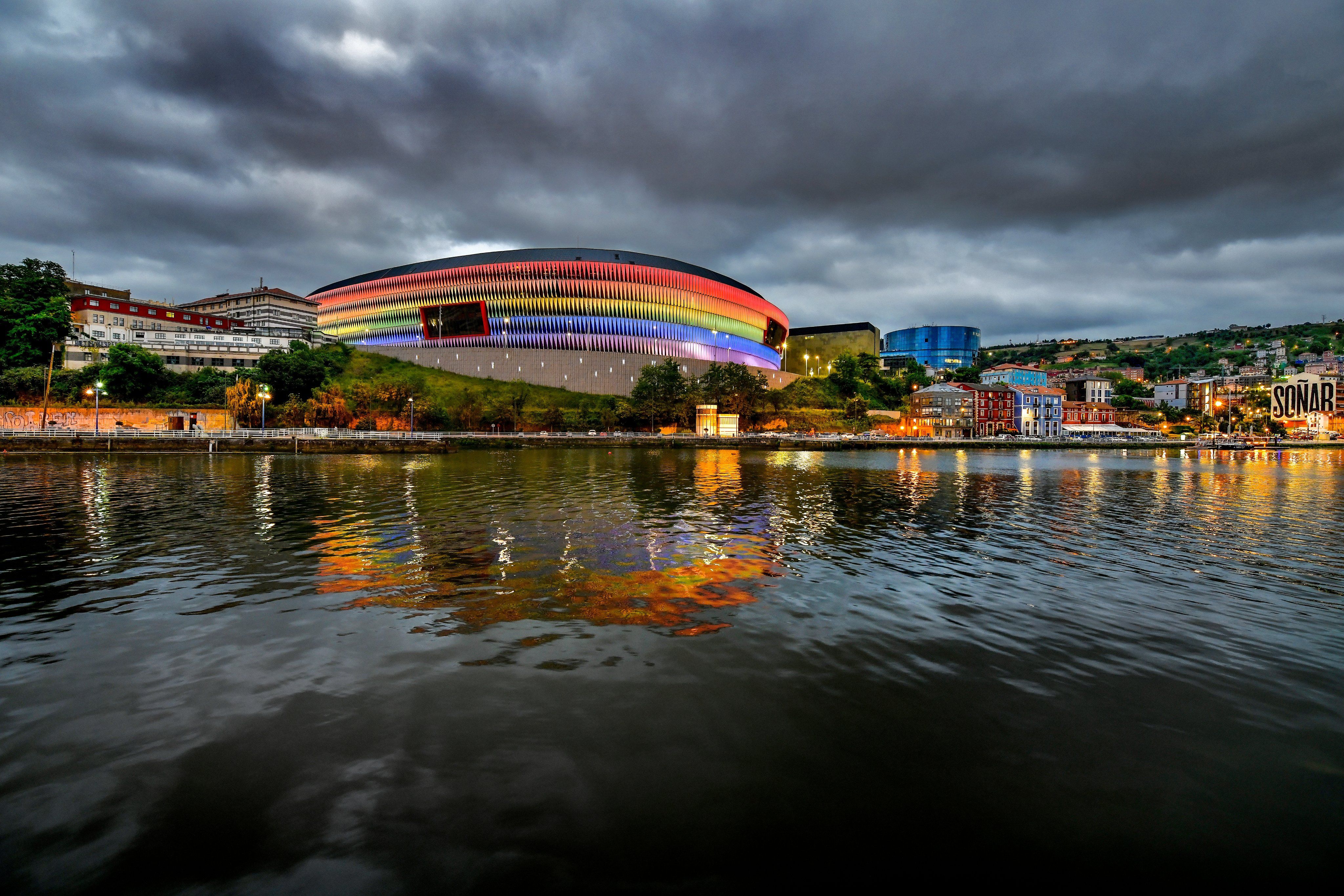  San Mamés se ilumina con los colores del arco iris en el Día Internacional del Orgullo LGTBIQ+.