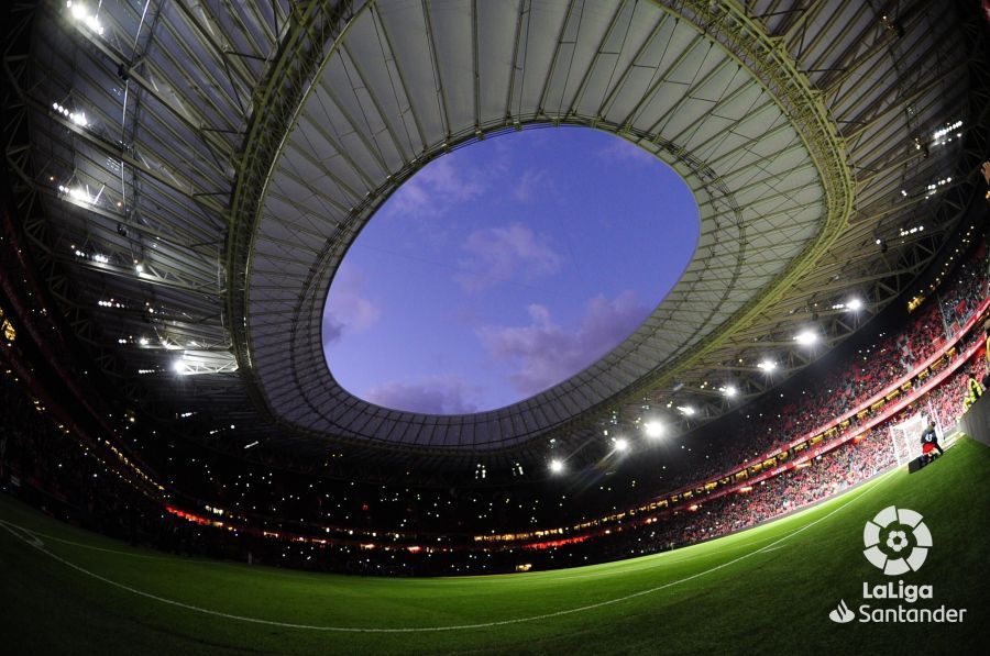 Juego de luces en San Mamés ante el Celta.
