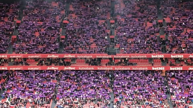Así ha lucido en las gradas de San Mamés el mosaico morado por la celebración del 8 de marzo.