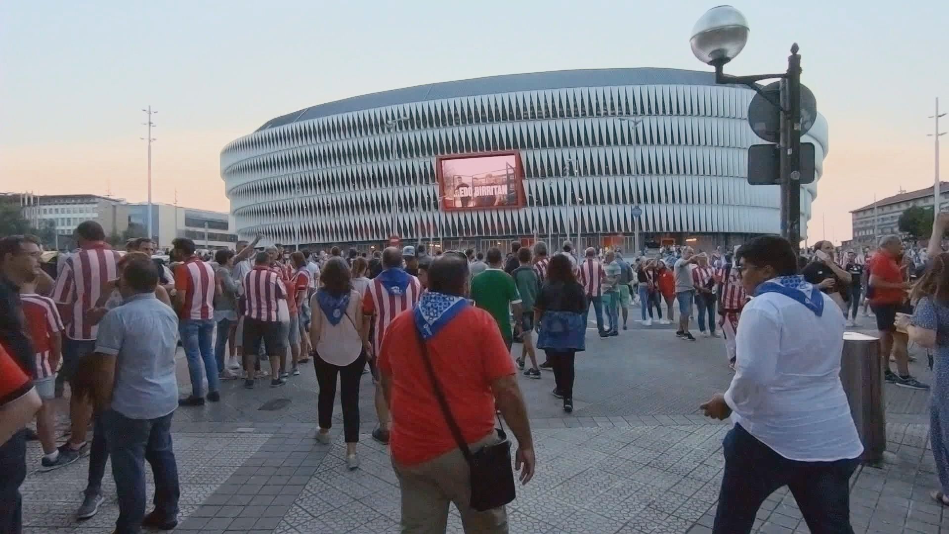  Aficionados del Athletic Club rumbo a entrar en San Mamés para ver un encuentro.