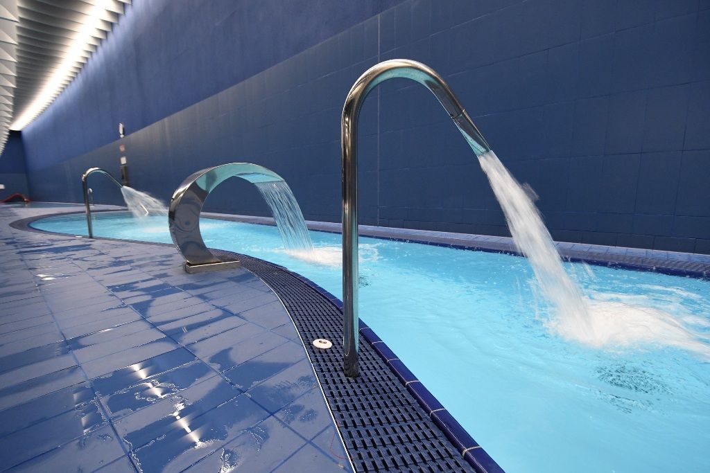 Primer polideportivo municipal en Bilbao que cuenta con una zona wellness, donde disfrutar de spa, baño turco y sauna.