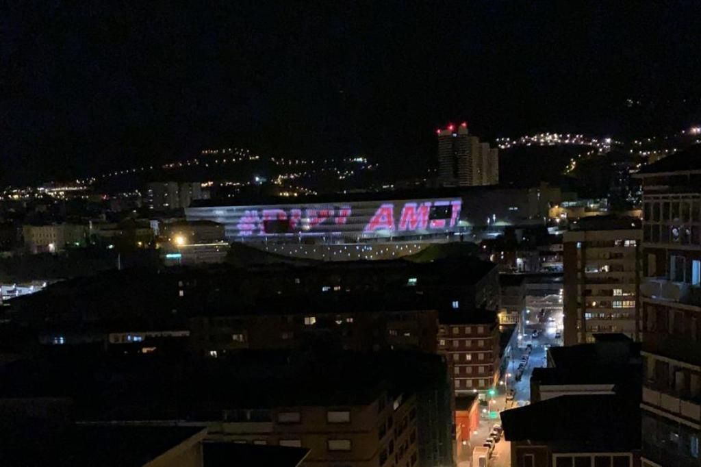  La fachada de San Mamés luce una Copa y el hashtag Bizi Ametsa.