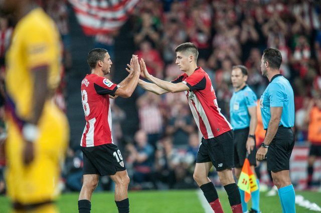  Momento en el que Oihan Sancet salta al césped de San Mamés relevando a Óscar de Marcos.