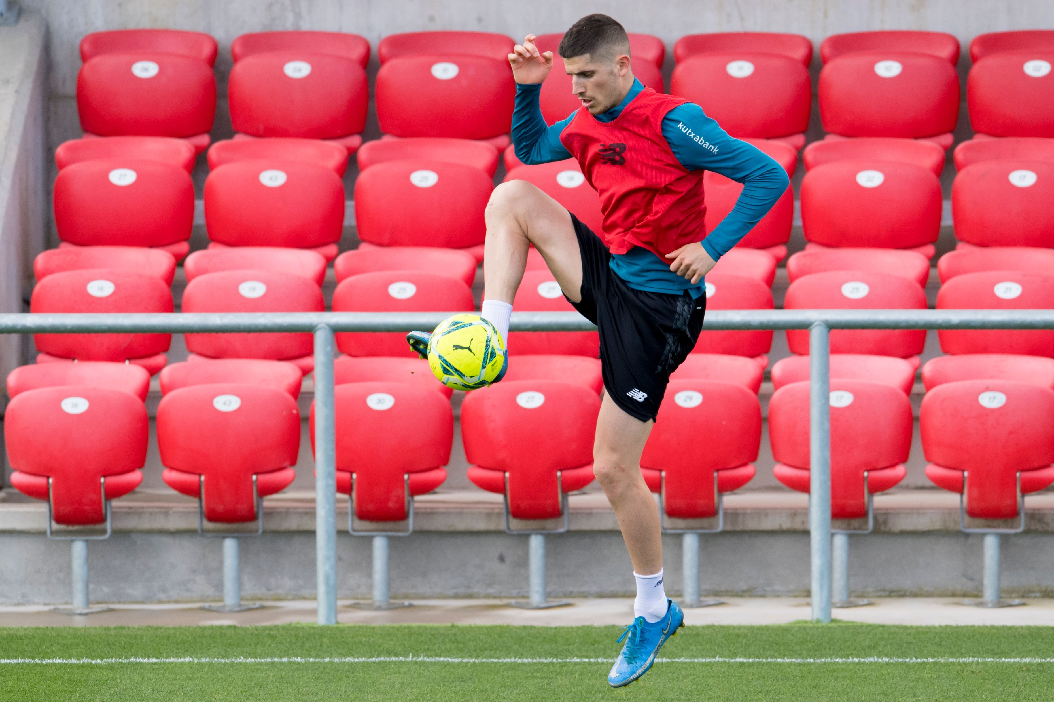 Toque de Oihan Sancet en un entrenamiento en Lezama.