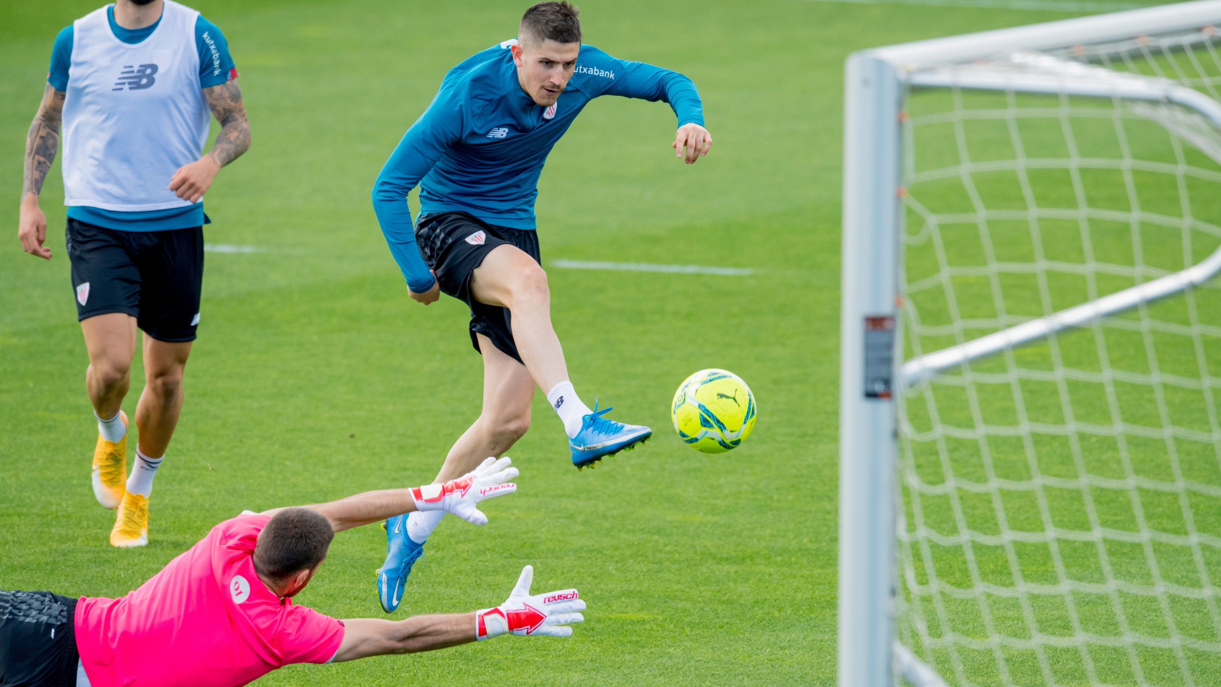 Oihan Sancet marca un gol al meta Unai Simón entrenando en Lezama.