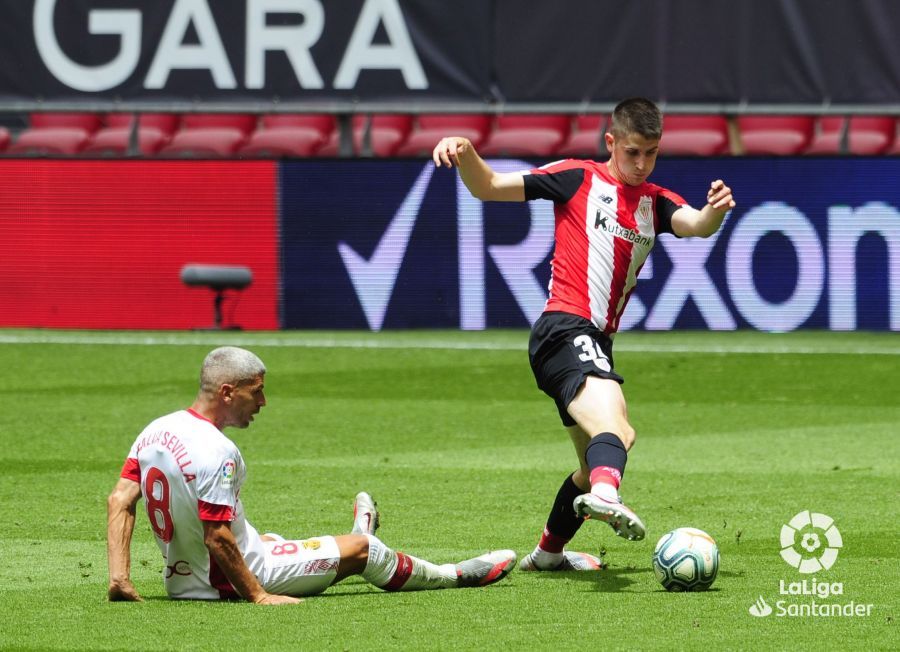 Oihan Sancet, junto a Salva Sevilla durante un lance de un Athletic Club-RCD Mallorca.