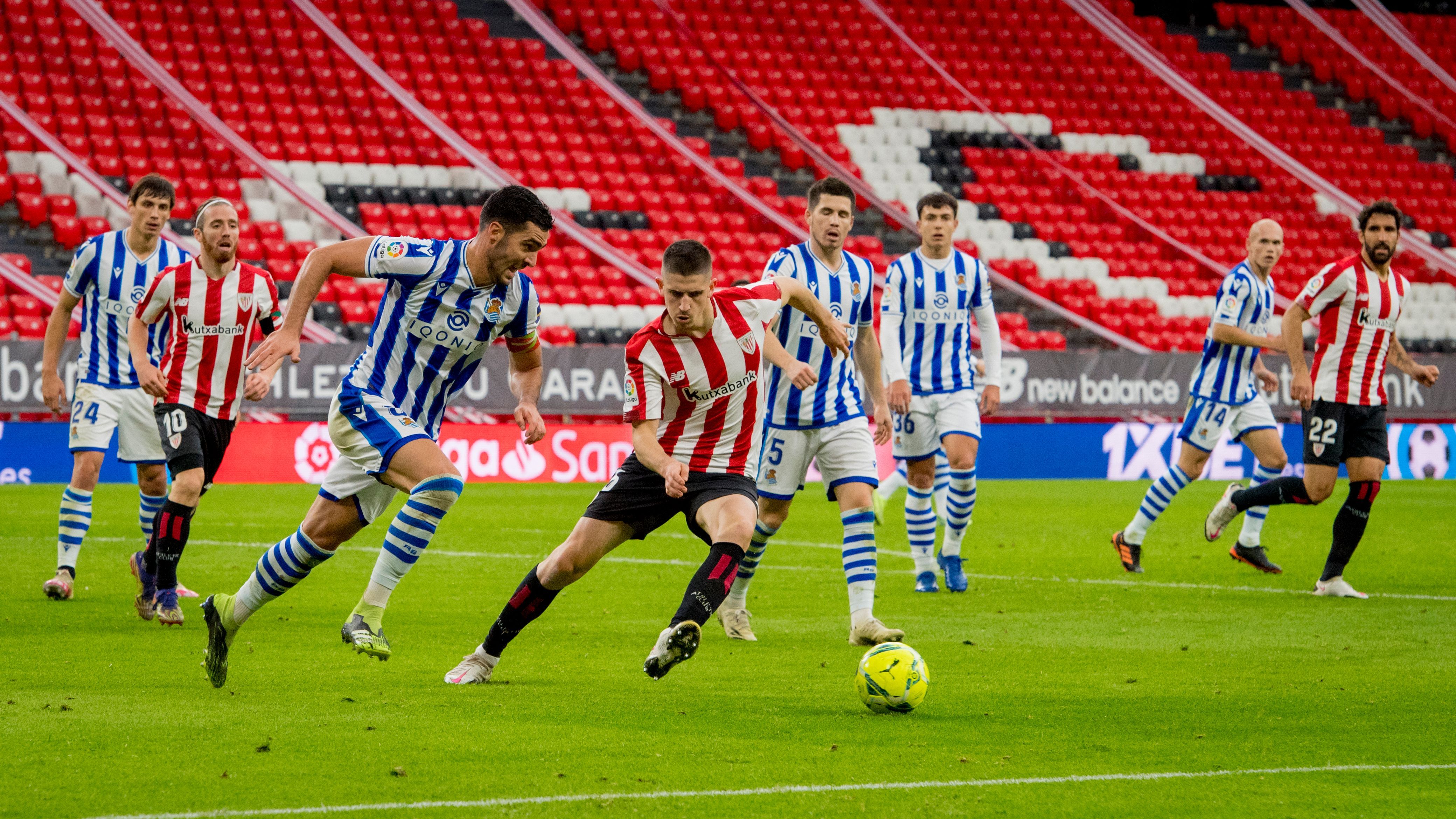 Mikel Merino trata de irse de Oihan Sancet en el derbi de San Mamés.