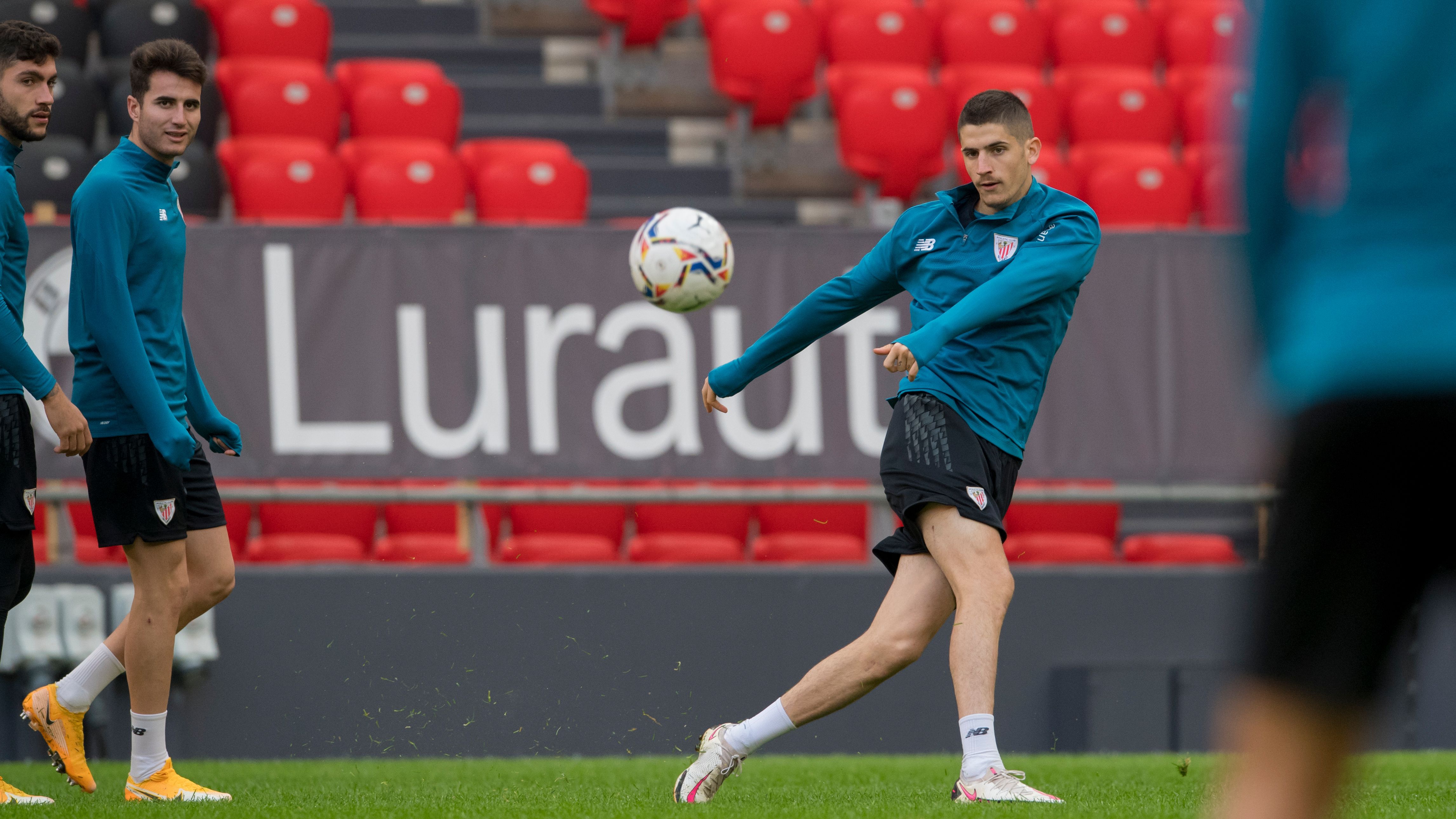  Oihan Sancet golpea el balón en la sesión de San Mamés.