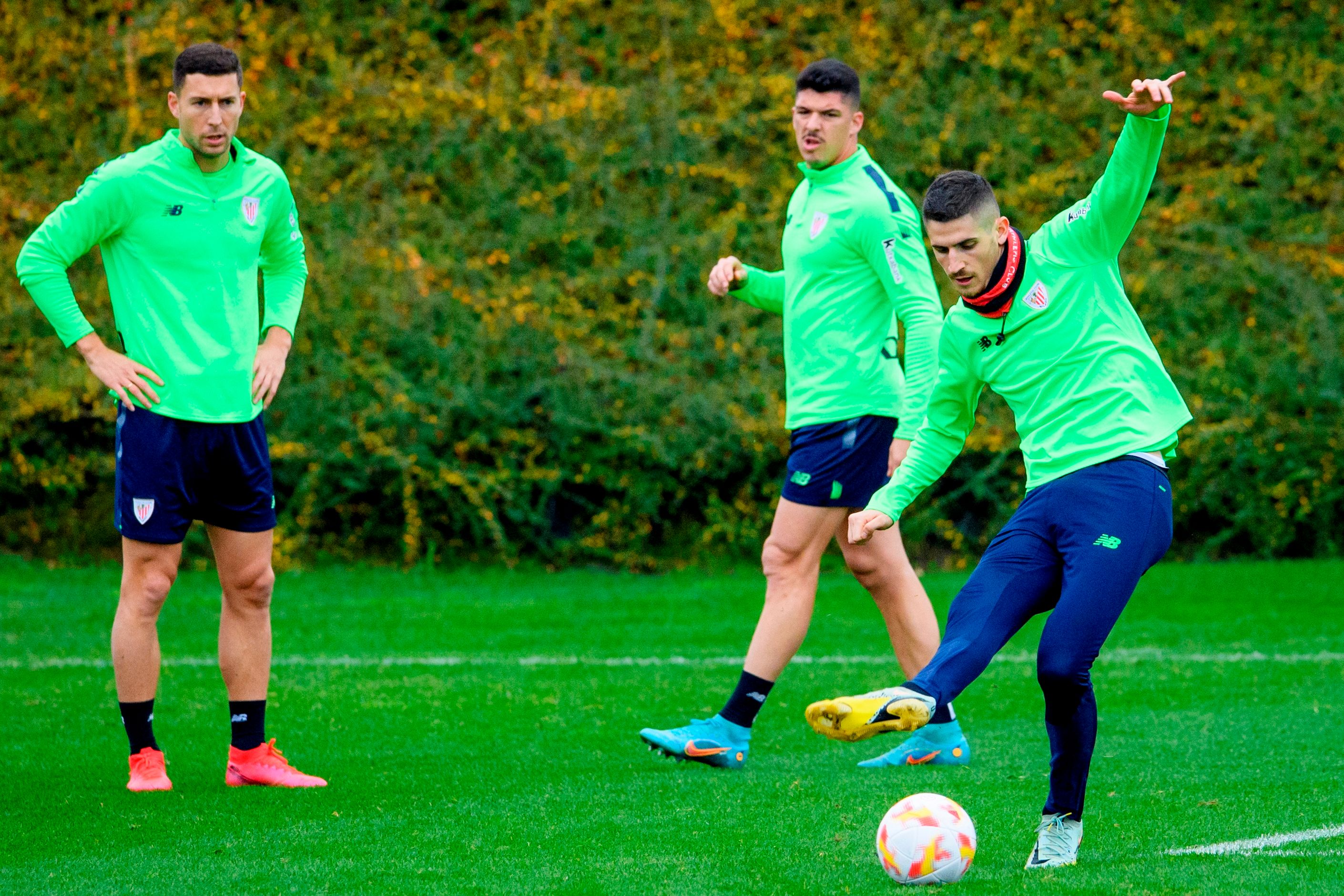  Chut de Oihan Sancet ante Oscar De Marcos y Ander Capa en Lezama.