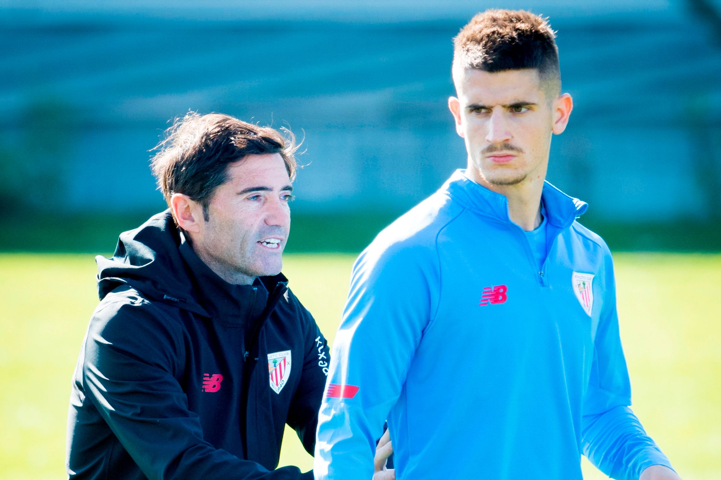 Marcelino García Toral habla con Oihan Sancet en Lezama.