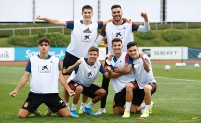  Oihan Sancet posa con sus compañeros en la sub 21.