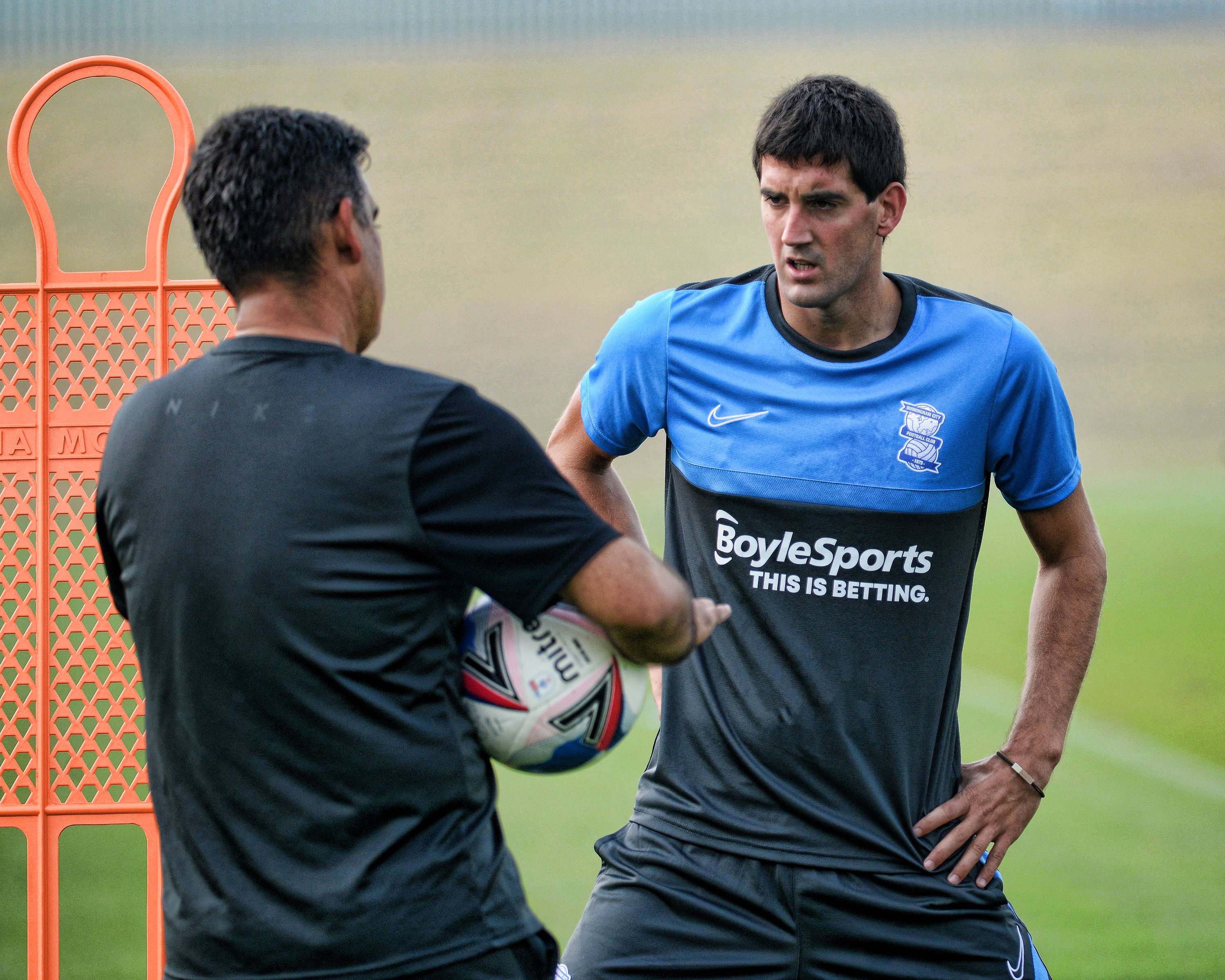 Mikel San José se ejercita con el Birmingham.