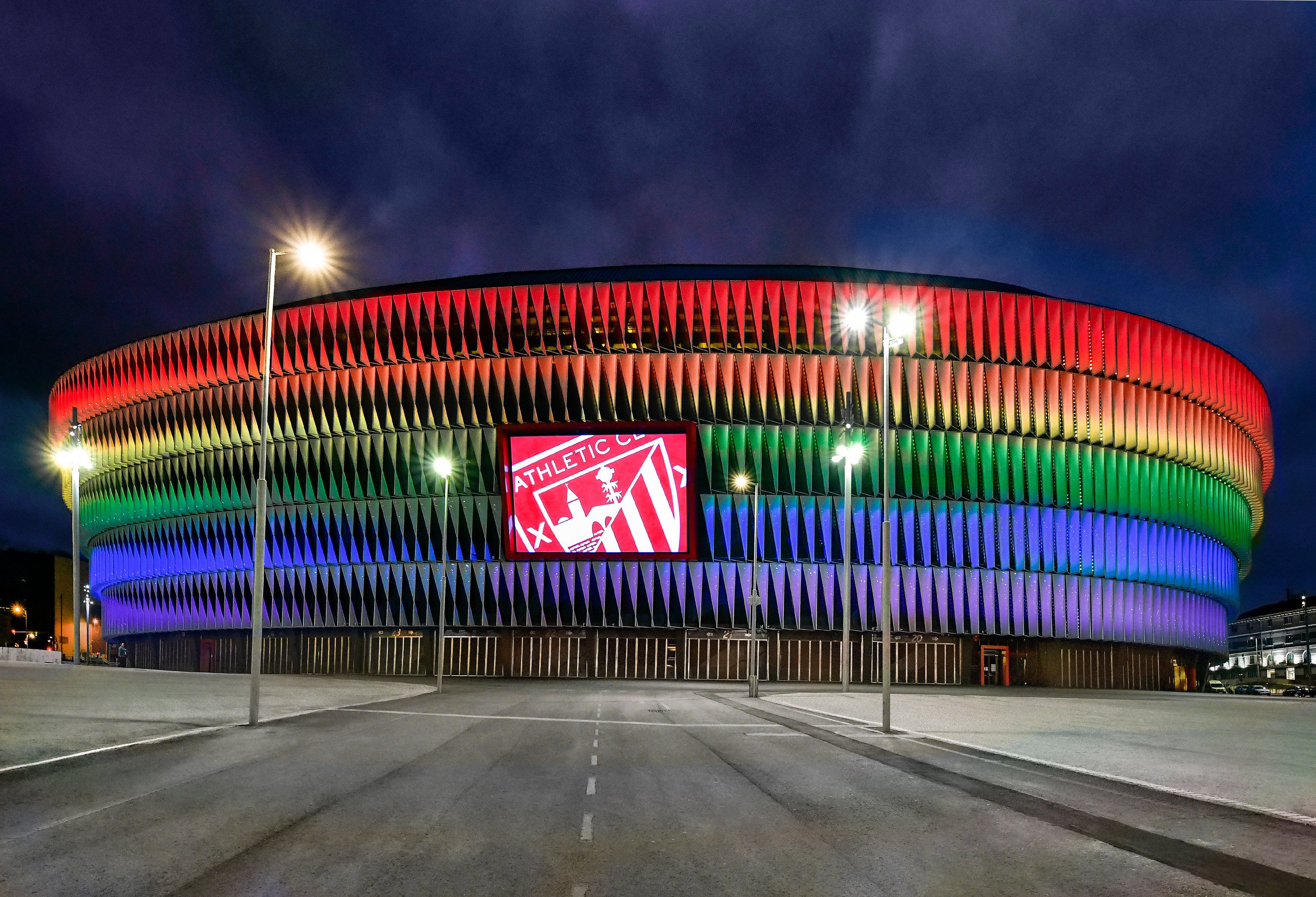  San Mamés se ilumina con los colores del arco iris en el Día Internacional del Orgullo LGTBIQ+