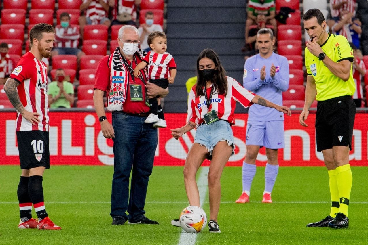 Alazne Bárcenas hace el saque en San Mamés ante el Barça.