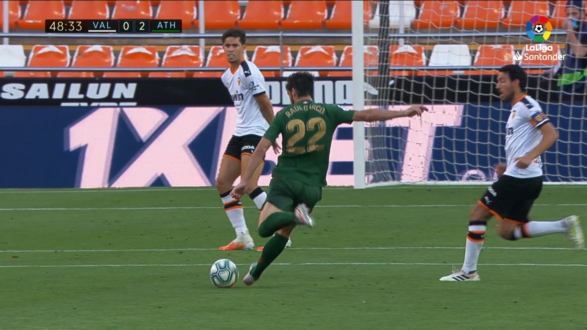  El remate de Raúl García simepre puede acabar en la portería rival.