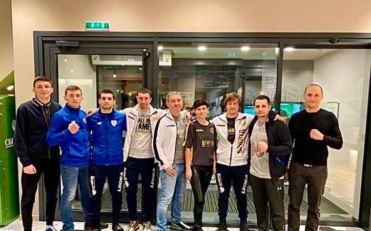  Karen con el chándal del Athletic Club llegando al pabellón en Kaliningrado.