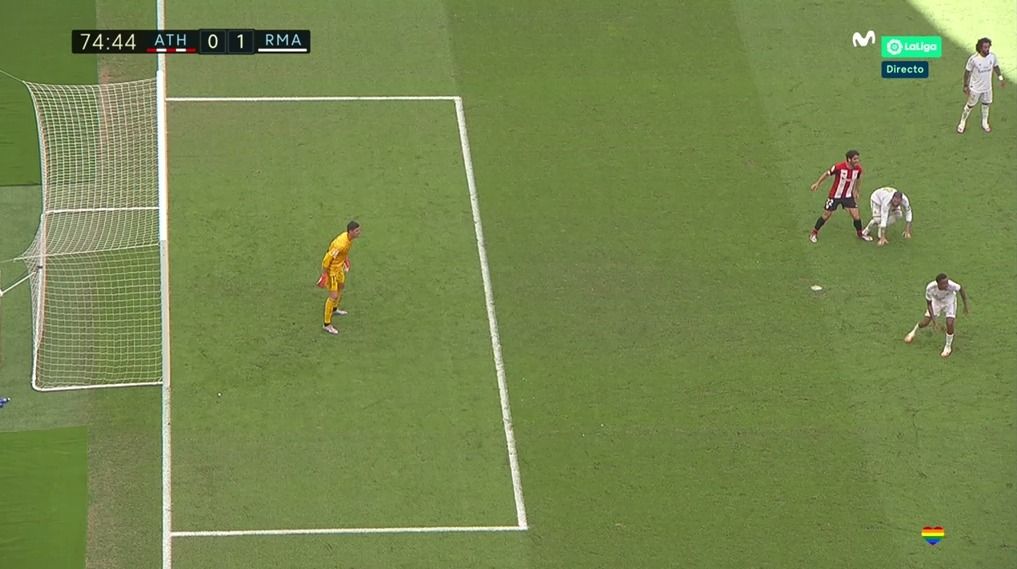  Sergio Ramos pisa a Raúl García en el área.