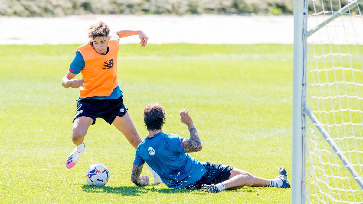  El aún juvenil por edad Nico Serrano regatea a Iñigo Martínez en Lezama.