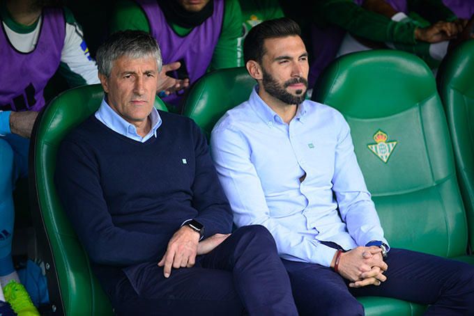  Quique Setién y Eder Sarabia en el banquillo del Benito Villamarín.
