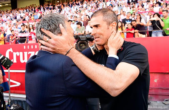  Garitano y Caparrós se saludan antes del Sevilla-Athletic en el Pizjuán.
