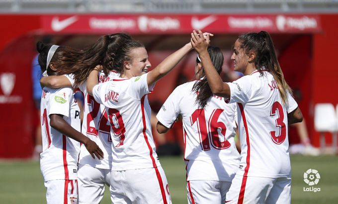  Las jugadoras del Sevilla FC Femenino celebran un gol ante el Sporting de Huelva.