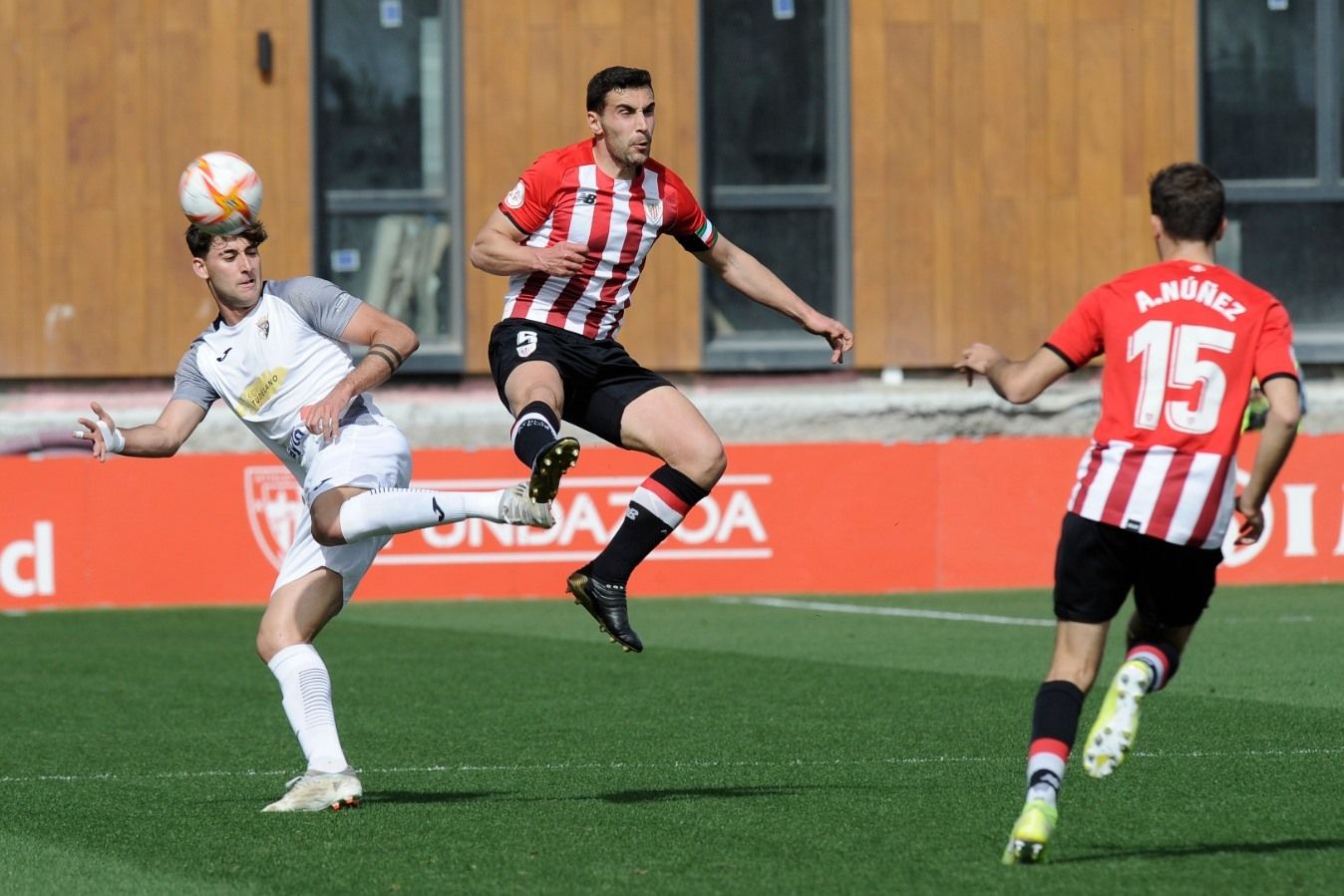 El capitán Jon Sillero salta ante el CD Tudelano en Lezama (Foto: Athletic Club).