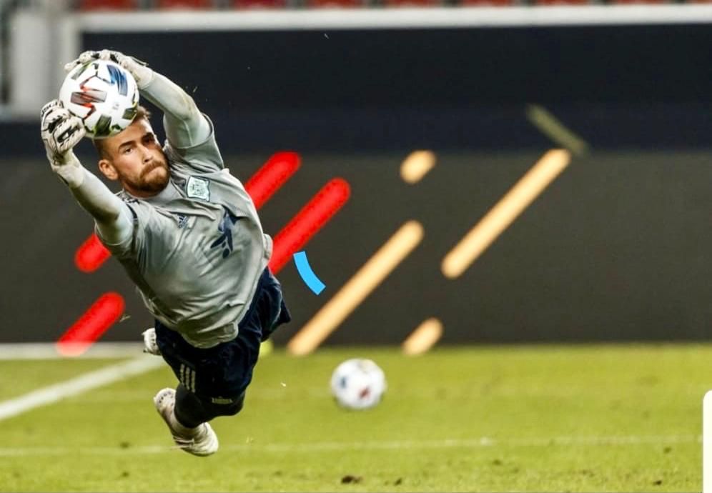 Unai Simón vuela entrenando con la selección absoluta en Stuttgart.