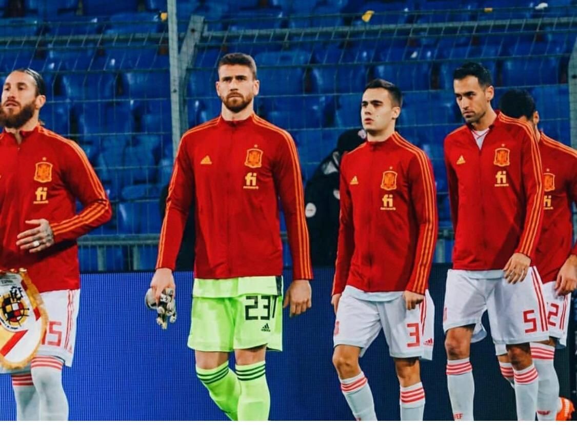 El meta del Athletic Club Unai Simón sale a jugar con España tras Sergio Ramos.