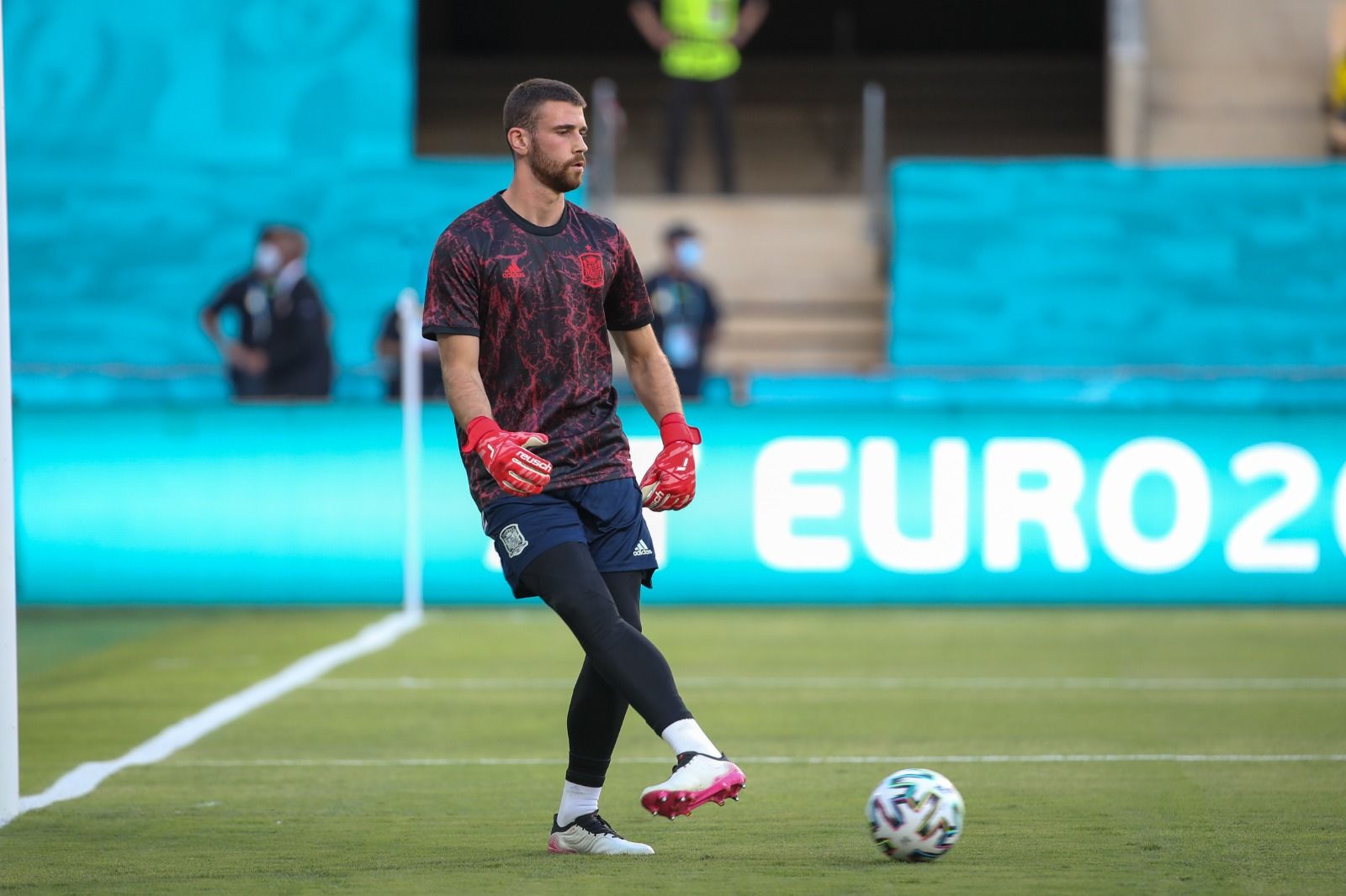  El meta Unai Simón debutaba en una Eurocopa ante Suecia.