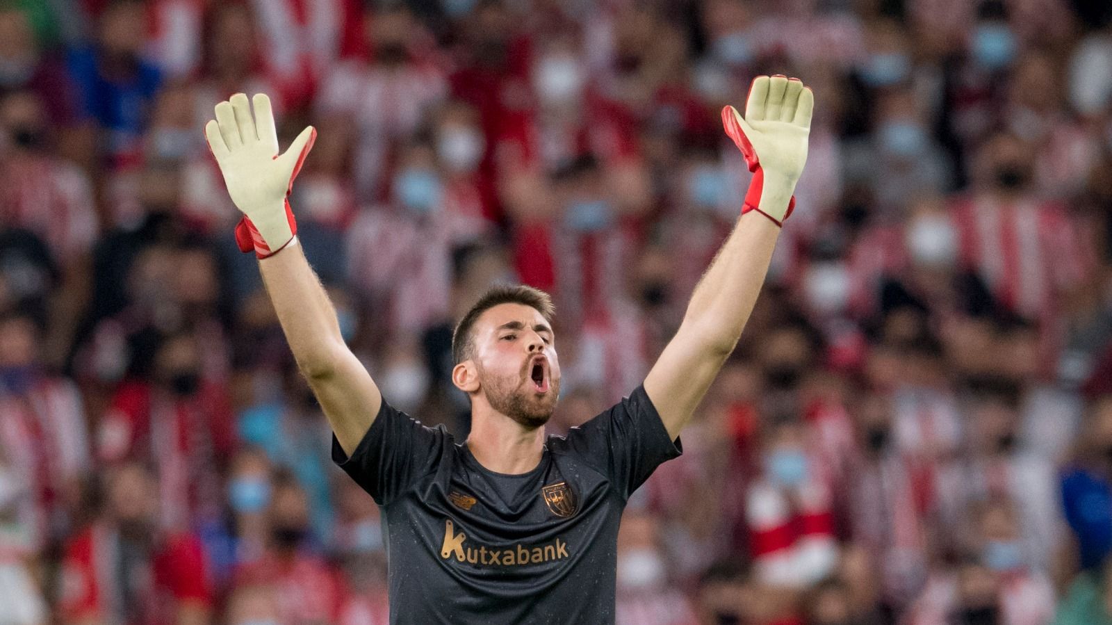  Unai Simón celebra un gol ante el Alavés en San Mamés.