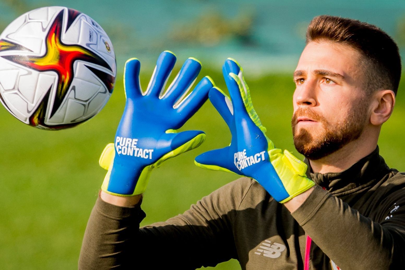 Unai Simón bloca la pelota en Lezama.