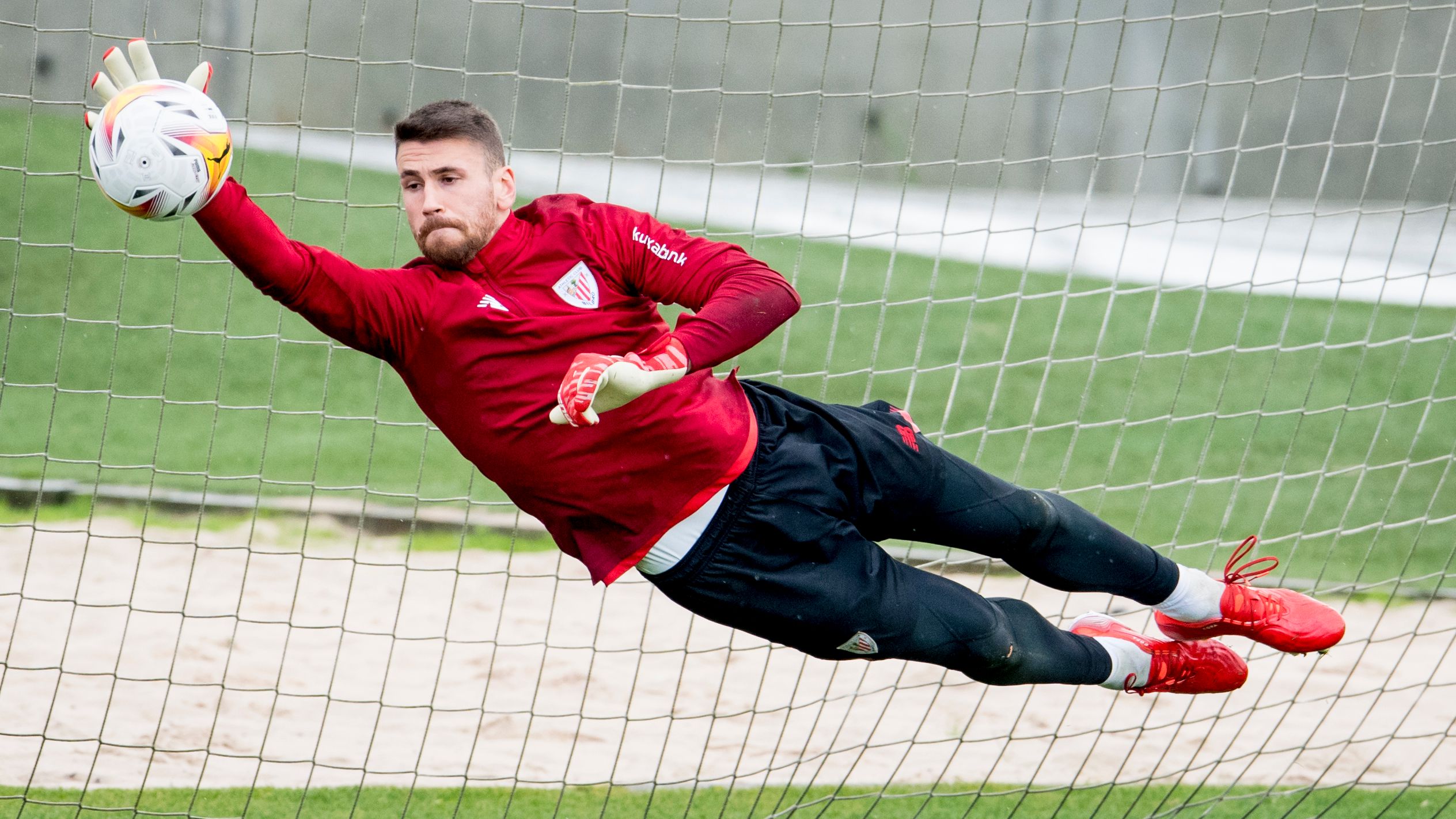 Vuelo del meta Unai Simón entrenando en Lezama.