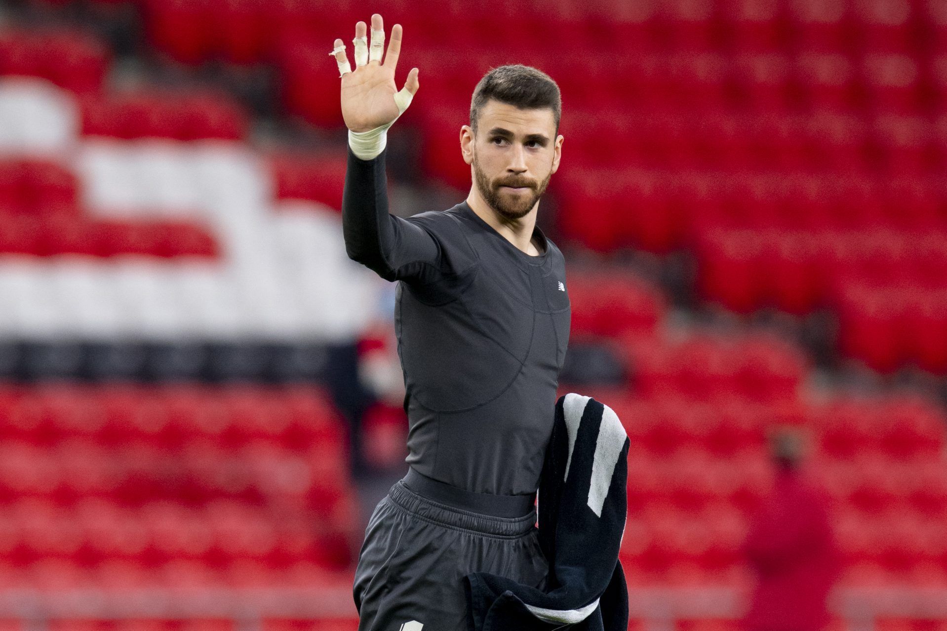 Unai Simón saluda ante el Levante en San Mamés.