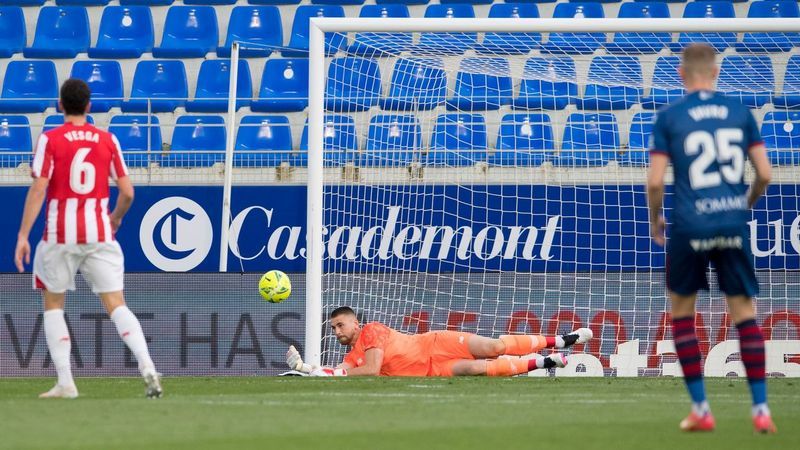 Estirada de Unai Simón ante la SD Huesca en El Alcoraz.