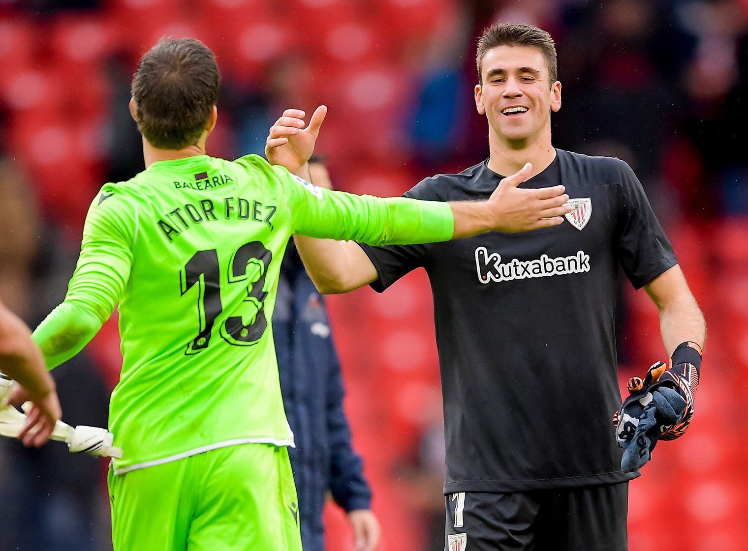  Unai Simón se saluda con su amigo Aitor Fernández en San Mamés.